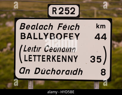 DONEGAL, IRLANDE - Autoroute bilngual road sign, en anglais et en gaélique. Banque D'Images