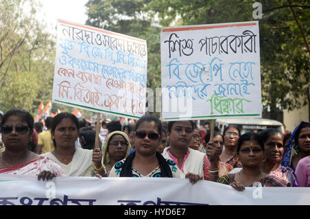 Kolkata, Inde. 06Th avr, 2017. Militante rallued TMC avec placard et crier contre l'Union européenne Gouvernement slogan.South Kolkata Trinamool Congress Yuva Comision est titulaire d'un rassemblement pour protester contre le gouvernement de l'Union européenne ?s la privation économique et exigeant l'arrestation de B.J.P, congrès et C.P.I.(M) impliquant des dirigeants de Narada, Sarada et autres fonds chit escroquerie dans Kolkata. Credit : Saikat Paul/Pacific Press/Alamy Live News Banque D'Images