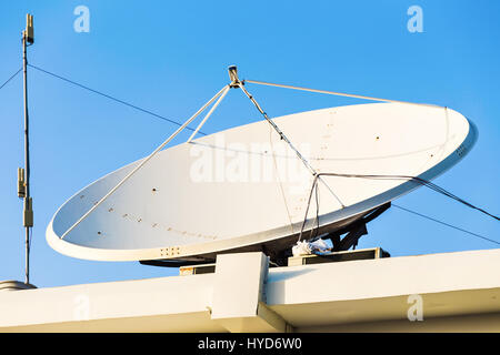 Antenne satellite et antennes sur le toit de maison avec fond de ciel bleu Banque D'Images