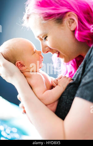 Mère tenant son nouveau-né (2-5 mois) Banque D'Images