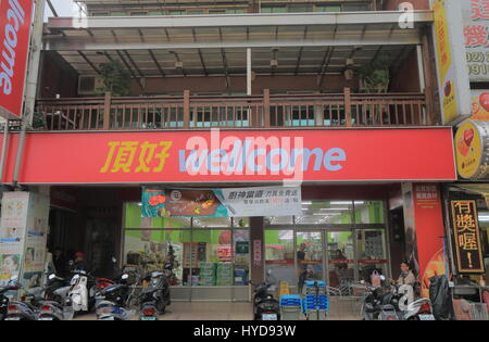 Personnes visitent Wellcome Supermarket à Taipei Taiwan. Wellcome est l'une des deux plus grandes chaînes de supermarchés à Hong Kong opérant aussi en Asie. Banque D'Images