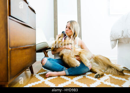 Portrait de femme blonde avec châtiment d'or Banque D'Images