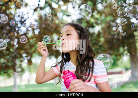 Portrait de la fille ( 10-11 ) bulles de savon soufflantes Banque D'Images