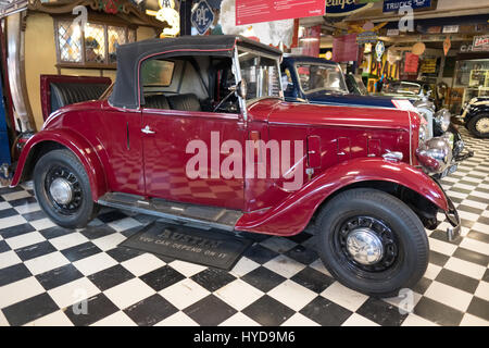 Classic Car 1937 Austin Clifton dans le Musée de l'automobile à Bourton-on-the-Water Banque D'Images