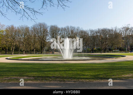 Une fontaine dans un parc Banque D'Images