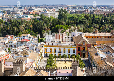 Sevilla, Espagne - 09 septembre 2015 : Vue de châteaux et jardins de l'Alcazar de Séville à partir de la tour de Giralda de haut. L'Andalousie, espagne. Banque D'Images