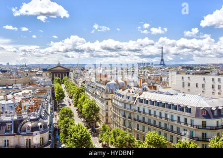 Paris, France - 20 mai 2015 : vue de la rue Tronchet , Église de Sainte Marie Madeleine et de la tour Eiffel Banque D'Images