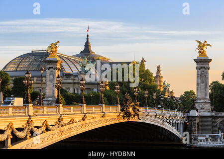 Paris, France - 18 mai 2015 : Alexander III pont sur la Seine à Paris entre des invalides et des Champs-Elysées. Vue de Grand Palais Banque D'Images