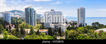 Sochi, Russie - 07 juin, 2015 : Sotchi panorama, maisons à plusieurs étages sur la côte de la mer Noire Banque D'Images