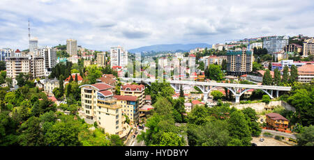 Sochi, Russie - 07 juin, 2015 : Sotchi panorama, maisons à plusieurs étages sur la côte de la mer Noire Banque D'Images