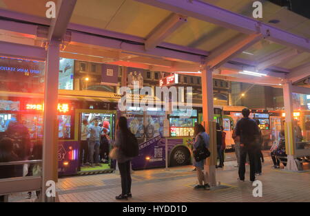 Les gens voyagent en autobus à la gare principale de Taipei à Taipei à Taiwan. Banque D'Images