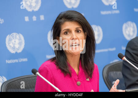 New York, USA. 06Th avr, 2017. L'ambassadeur Nikki Haley est vu dans la salle des conférences de presse des Nations Unies. Sur la première journée de travail de la présidence des États-Unis de l'Organisation des Nations Unies Conseil de sécurité, le Représentant permanent des États-Unis à l'ONU l'Ambassadeur Nikki Haley, en sa qualité de Président du Conseil, a tenu un point de presse au siège de l'ONU pour discuter du programme de travail d'avril et répondra aux questions du service de presse des Nations Unies. Credit : Albin Lohr-Jones/Pacific Press/Alamy Live News Banque D'Images