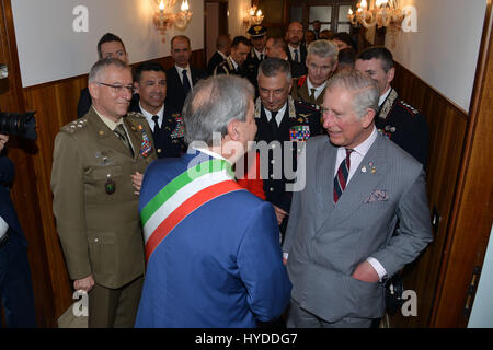 Charles, prince de Galles rencontre rencontre le Dr Achille Variati, Major de Vicence, au cours d'une visite au Centre d'excellence pour les unités de police de stabilité le 1 avril 2017 à Vicence, en Italie. Le centre est une école de formation des formateurs élaboré par les Carabiniers pour les missions de maintien de la paix dans le monde. Banque D'Images