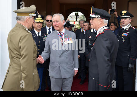 Charles, prince de Galles rencontre le général Claudio Graziano, chef d'état-major de l'armée italienne, à gauche, au cours d'une visite au Centre d'excellence pour les unités de police de stabilité le 1 avril 2017 à Vicence, en Italie. Le centre est une école de formation des formateurs élaboré par les Carabiniers pour les missions de maintien de la paix dans le monde. Banque D'Images