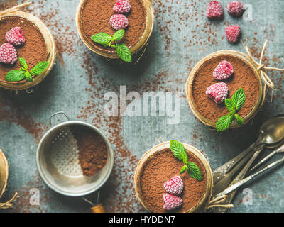 Tiramisu maison en verres individuels avec des framboises Banque D'Images