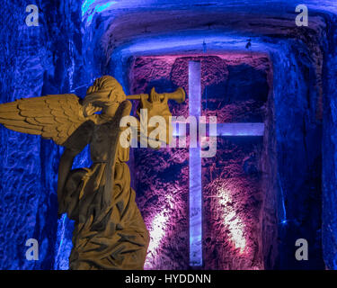 Statue Angel et croisez dans cathédrale de sel de Zipaquirá, Colombie Banque D'Images