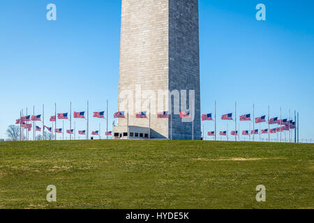 De nombreux drapeaux flottant au Monument de Washington - Washington, D.C., USA Banque D'Images