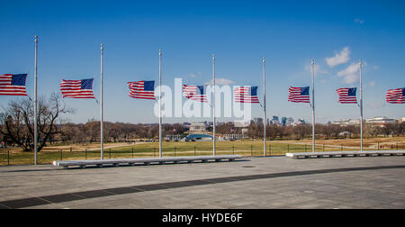 Avec des drapeaux américains Lincoln Memorial sur arrière-plan - Washington, D.C., USA Banque D'Images