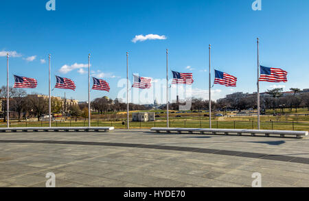 Avec des drapeaux américains US Capitol sur arrière-plan - Washington, D.C., USA Banque D'Images