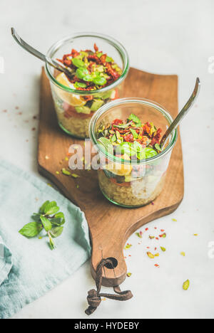 Salade saine avec quionoa, Avocat, tomates séchées et menthe Banque D'Images