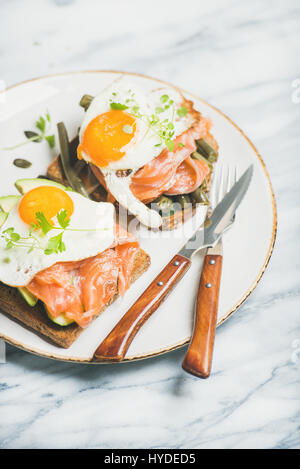 Petit-déjeuner sain dans les sandwichs sur la plaque en arrière-plan Banque D'Images