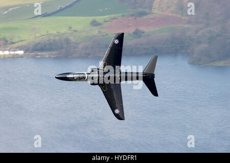 RAF Hawk T1 du 100 Squadron de la RAF Leeming faible niveau au Pays de Galles Banque D'Images