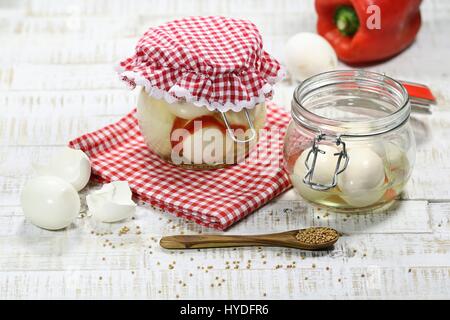 Les conserves maison oeufs marinés sur table en bois Banque D'Images