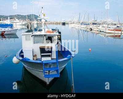 Oneglia, Italie - 9 juin 2015 : port de plaisance et la pêche. Plusieurs bateaux de pêche sont amarrés. Dans l'arrière-plan les bâtiments typiques d'Oneglia. Banque D'Images