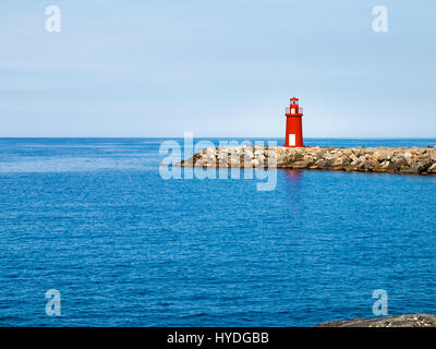 Oneglia, Italie - juin 9, 2015 : Le phare rouge au point d'entrée de rapports Banque D'Images
