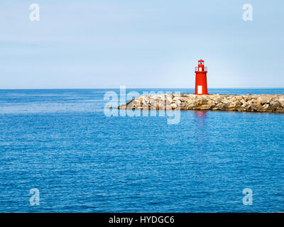 Oneglia, Italie - juin 9, 2015 : Le phare rouge au point d'entrée de rapports Banque D'Images
