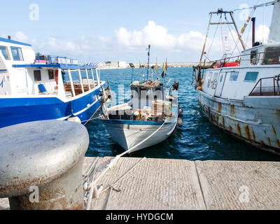 Oneglia, Italie - 14 juin 2015 : port de plaisance et la pêche. Plusieurs bateaux de pêche sont amarrés. Dans l'arrière-plan les bâtiments typiques d'Oneglia. Banque D'Images