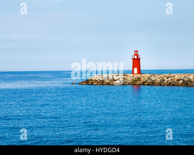 Oneglia, Italie - juin 9, 2015 : Le phare rouge au point d'entrée de rapports Banque D'Images
