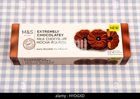 M&S Moka chocolat au lait biscuits ronds Banque D'Images