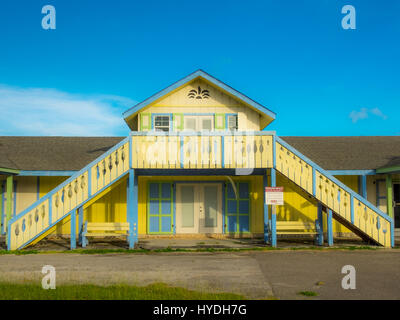 Grand Cayman, îles Caïmans, Nov 2016 vacant, deux étages de style Caraïbes colorés avec un double escalier extérieur Banque D'Images