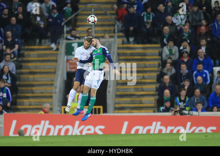 La Norvège est joueur de Jorgen Skjelvik et d'Irlande du Nord Conor McLaughlin dirige la balle lors d'un match à Belfast. Banque D'Images