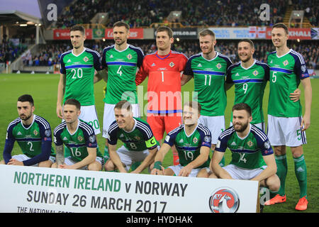 L'Irlande du Nord (rangée arrière de gauche à droite) Craig Cathcart, Gareth McAuley, Michael McGovern, Chris Brûlé, Conor Washington, Jonny Evans, (première rangée, de gauche à droite) Conor McLaughlin, Oliver Norwood, Steven Davis, Jamie Ward, Stuart Dallas Banque D'Images