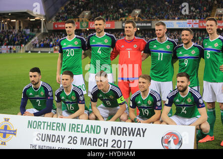 L'Irlande du Nord (rangée arrière de gauche à droite) Craig Cathcart, Gareth McAuley, Michael McGovern, Chris Brûlé, Conor Washington, Jonny Evans, (première rangée, de gauche à droite) Conor McLaughlin, Oliver Norwood, Steven Davis, Jamie Ward, Stuart Dallas Banque D'Images