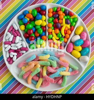 Une variété de bonbons sur une assiette. Banque D'Images