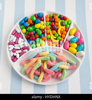 Différentes variétés de bonbons sur une assiette. Banque D'Images