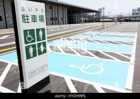 Marquage d'un espace de stationnement handicapés dans un terrain de stationnement Banque D'Images