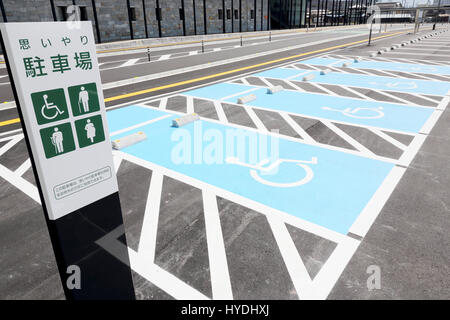 Marquage d'un espace de stationnement handicapés dans un terrain de stationnement Banque D'Images