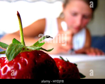 Close up photos de fraise avec fille dans l'arrière-plan Banque D'Images
