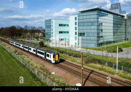 Laboratoire de Biologie moléculaire du CRM biomédicale / Train - un train passe de Cambridge à Londres la MRC Laboratory of Molecular Biology, Cambridge, UK. Banque D'Images