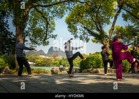 Les personnes bénéficiant de l'exercice de Tai Chi au bord de l'eau dans la région de Guilin, Chine Banque D'Images