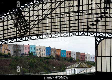 Maisons colorées dans Totterdown à partir de la gare de Temple Meads, Bristol, Royaume-Uni Banque D'Images