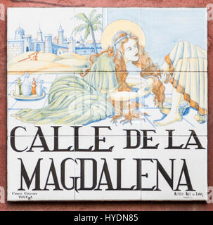 Plaque de rue en céramique à Madrid, Espagne. Calle de la Magdalena Banque D'Images