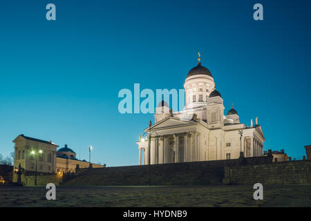 Cathédrale d'Helsinki ou St Nicholas Church sur la grande place du Sénat contre ciel du soir. Banque D'Images