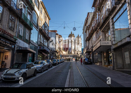 Voir à partir de la Rua 31 de Janeiro (31 janvier) sur la rue de l'église Saint Ildefonse de Tolède à Santo Ildefonso paroisse civile de la ville de Porto, Portugal Banque D'Images