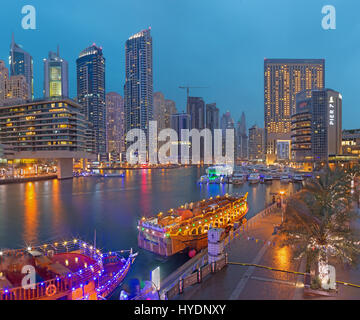 Dubaï, Émirats arabes unis - Mars 25, 2017 : La soirée de Marina promenade. Banque D'Images