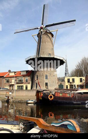 18e siècle grist mill De Roode Leeuw (le Red Lion), centre-ville de Gouda, Pays-Bas Banque D'Images